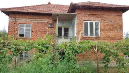 Rural house with garden and 2 outbuildings near the town of ...