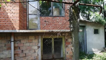 Ниа Пропърти Груп предлага двуетажна масивна къща с две плочи в ...