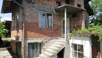 Ниа Пропърти Груп предлага двуетажна масивна къща с две плочи в ...