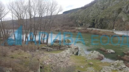 Къща до р. Арда в Долно Черковище, община Стамболово, област ...