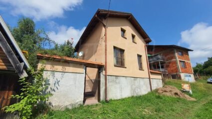 Къща близо до к.к. Боровец за продажба. Двуетажна къща с двор в ...