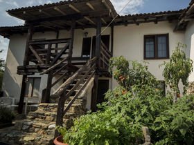 Вили под наем, къщи за гости и семейни хотели близо до Мухово