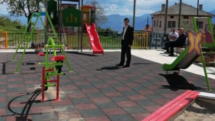 Община Гърмен с подарък за децата в село Осиково! - ТопПреса