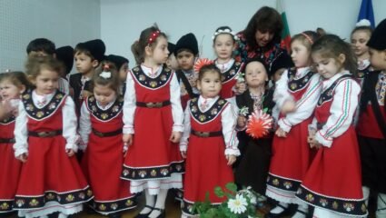 Близо 100 народни носии получиха децата от 4 детски градини в ...