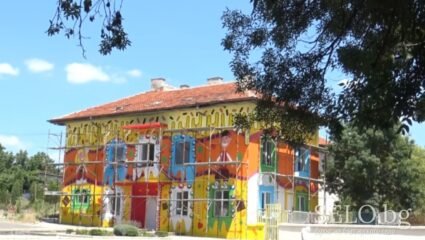 Художници преобразяват облика на училището в село Козарево, Община ...