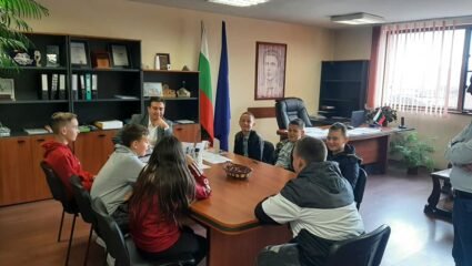 Учениците от ЦДО, с. Осиково, посветихме часовете на една ...