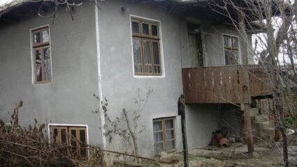 Къща, в село от община Полски тръмбеш, с. Обединение, област ...