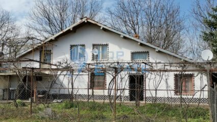 Двуетажна масивна къща с голям двор в с. Водолей. | Top Estate