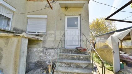 Живописна селска къща с голям двор в село Ведрина, област Добрич