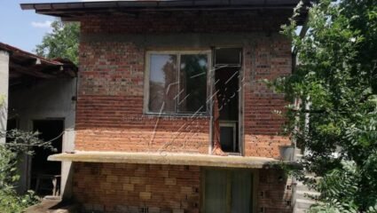 Ниа Пропърти Груп предлага двуетажна масивна къща с две плочи в ...