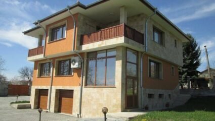 Къща с два гаража за продажба в село Беляковец, община Велико ...