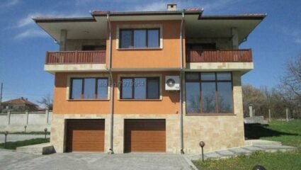 Къща с два гаража за продажба в село Беляковец, община Велико ...