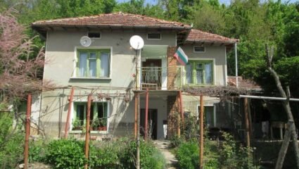 Къща за продажба в село Емен, община Велико Търново. Двуетажна ...