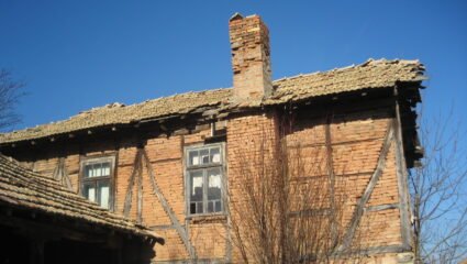 Двуетажна къща с дворно място 4 дка. с.Пет Могили, община Никола ...