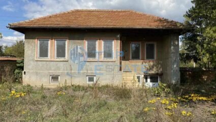 Къща с голям двор в с. Куцина, област Велико Търново Двуетажна ...