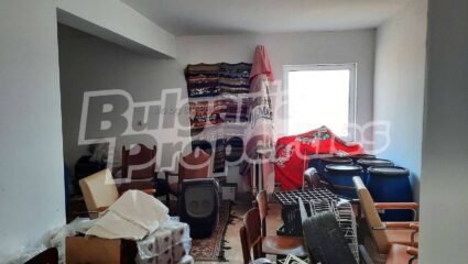 Малина, Къща с голям двор на 11 км от гр. Генерал Тошево ...