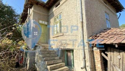 Двуетажна тухлена къща в близост до кметството на с. Сломер ...