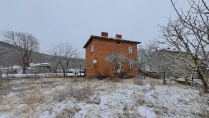Масивна къща с парцел в село Калотинци, Община Земен, Обл. Перник ...