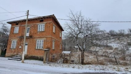 Масивна къща с парцел в село Калотинци, Община Земен, Обл. Перник ...