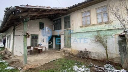 Двуетажна тухлена къща в с. Пчелище, област Велико Търново ...