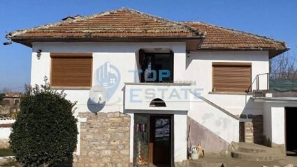 Двуетажна тухлена къща с гараж в с. Каранци, община Полски Тръмбеш ...