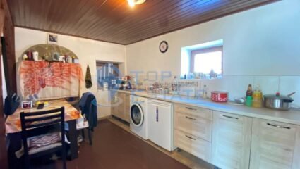 Двуетажна тухлена къща с гараж в с. Каранци, община Полски Тръмбеш ...