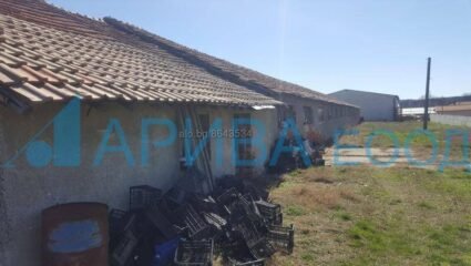 Складове /краварници/ в с. Войводово, община Хасково Склад 1200 кв ...