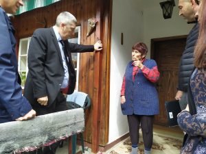 Жители на села в Трънско посрещнаха шефа на полицаите в област ...