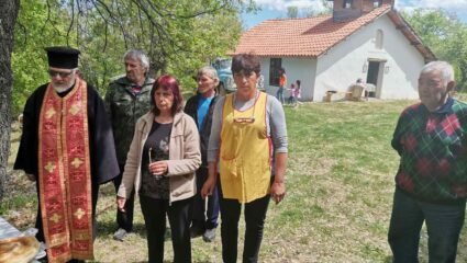 Осветиха курбан за здраве в невестинското село Ваксево | Вяра ...