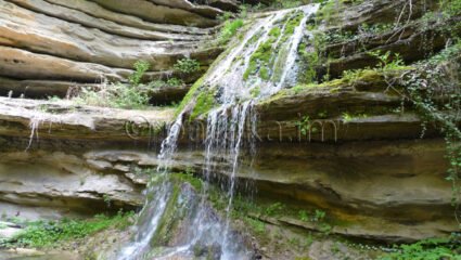 Златния водопад и екопътека Голямата река до село Иванча, близо до ...