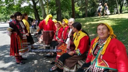 Фолклорна палитра от Родопите и Тракия представиха самодейци на ...