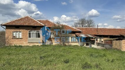 Тухлена къща с гараж в с. Павел, община Полски Тръмбеш, област ...