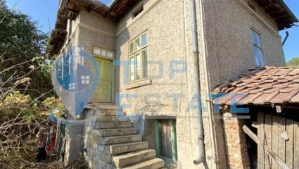 Двуетажна тухлена къща в близост до кметството на с. Сломер ...