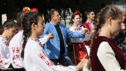 В Дичин празнуваха със своя скъп приятел Даниел Панов - Област ...