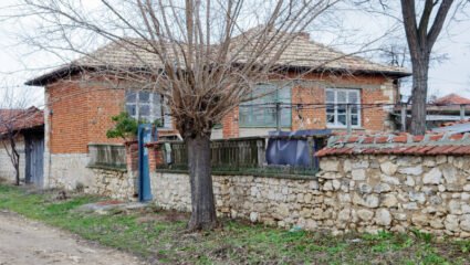 Продаваме къща и дворно място в село Тюркмен, община Брезово