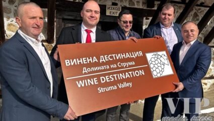 Министър Илин Димитров връчи символично на кметовете на Мелник и ...