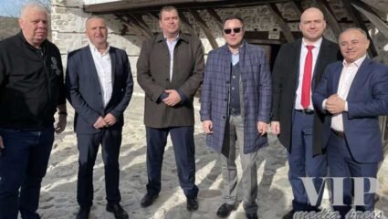 Министър Илин Димитров връчи символично на кметовете на Мелник и ...