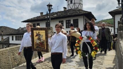 ПРАЗНИЧНА ИЗЛОЖБА, ШЕСТВИЕ НА МАЙСТОРИ ДЪРВОРЕЗБАРИ И КАБА ГАЙДИ ...