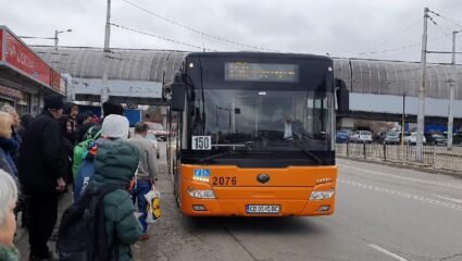 Два от автобусите по линията с. Волуяк - ж.к. 