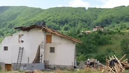 В софийското с. Губеш: Торнадо отнесе покривите на... - Столица.bg
