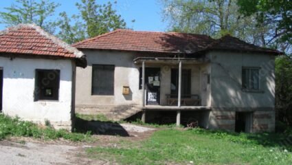 Две жени и двама мъже са жителите на село Каниц, Община Бойница ...