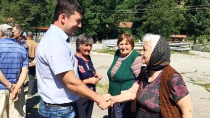 Жителите на Бърля, Комщица и Смолча се жалват на кмета Радослав ...