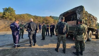 Продължава работата по потушаването на пожара в Сакар