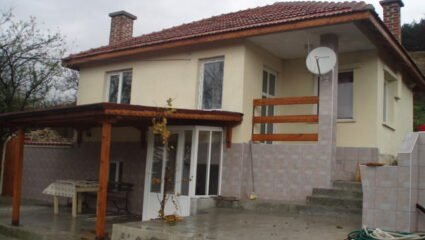 Къща близо до гр. Карнобат за продажба. Ремонтирана къща в село ...