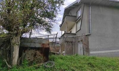 Масивна триетажна къща с парцел в с. Цървище Триетажна къща 250 кв ...