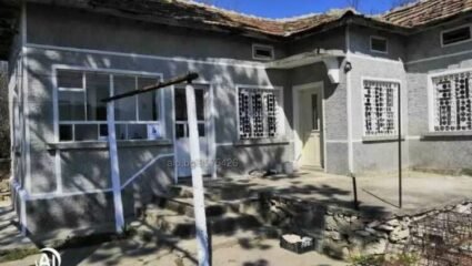 Тухена стара селска къща в с. Поручик Кърджиево Едноетажна къща 75 ...