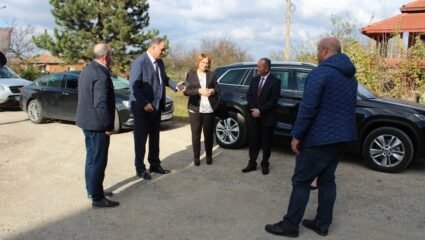 Областният управител зарадва учениците в училището в село Паисиево ...