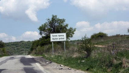 Каптират извора при Бучин проход, заливащ пътното платно ...