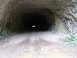 Опасни камъни застрашават преминаващи между двата тунела при ...